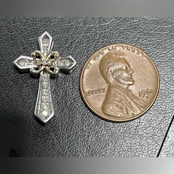 Jewelry - 16 1/2 inch chain cross necklace… cross size comparison.